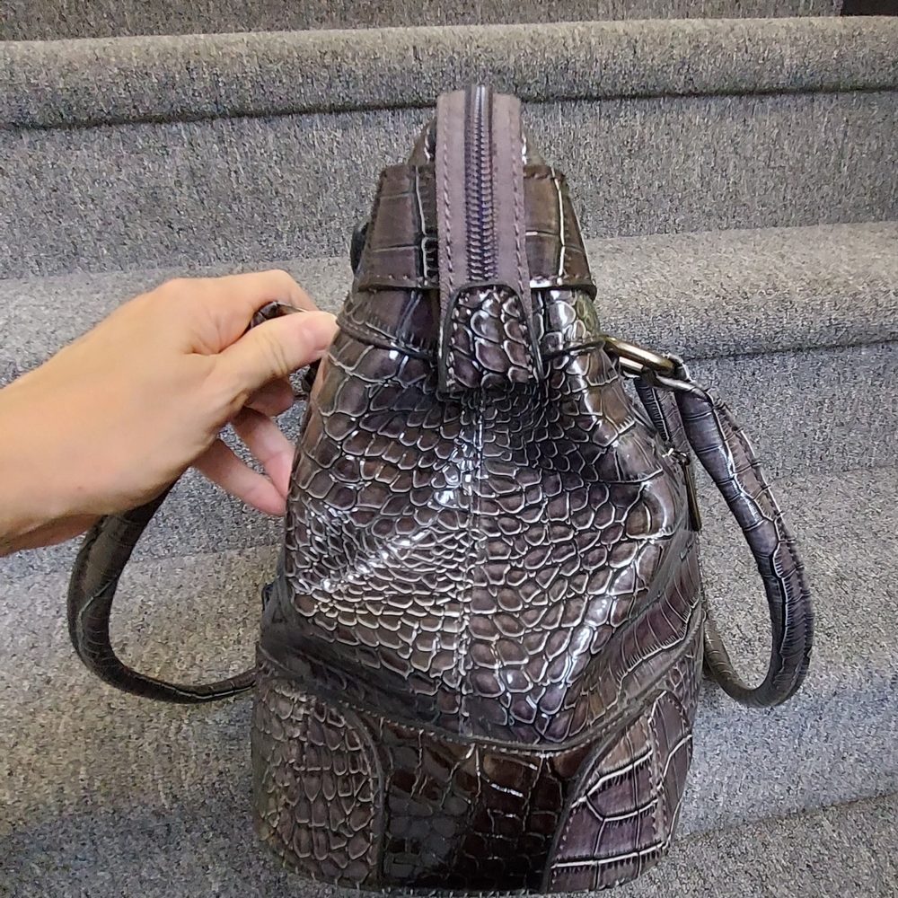 Elegant Crocodile-Embossed Gray Handbag - Picture 3 of 8